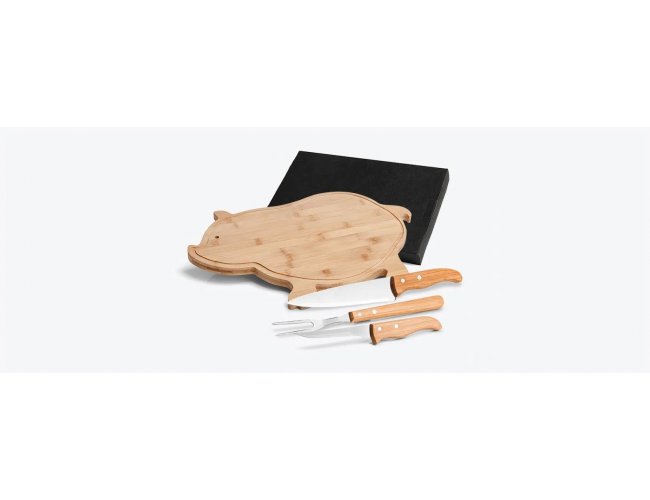 https://www.cdncloud.com.br/content/interfaces/cms/userfiles/pacotes_somarcas/pack_202407151653187600/fotos/kit-para-cozinha-em-bambu-com-tabua-porco-faca-e-garfo-5471.jpg